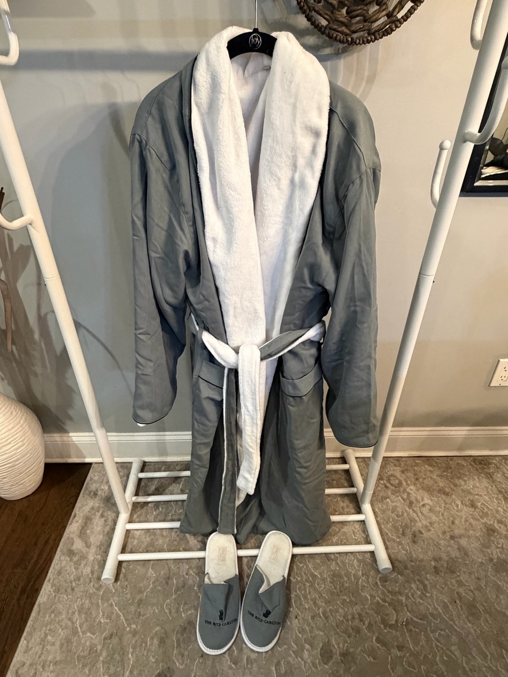 Ritz Carlton Frette Luxury Men's Gray Robe w/White Shawl Collar and slippers -L